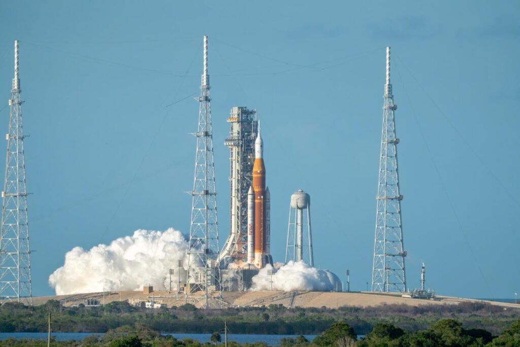 El cohete SLS con la nave Orion despegando de la plataforma 39B del Centro Espacial Kennedy en el lanzamiento de Artemis II