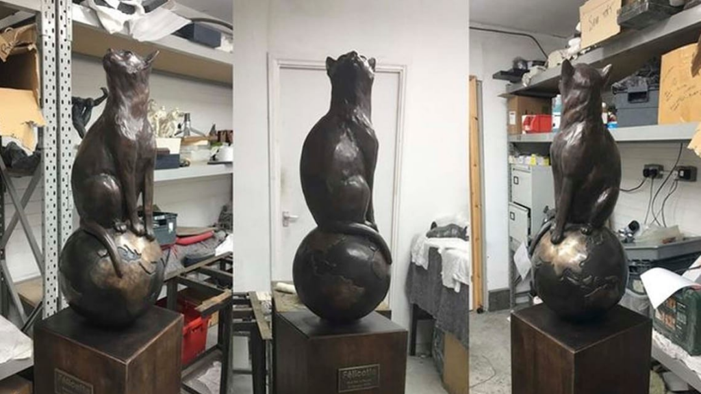 Tres vistas de la estatua de bronce de Félicette sentada sobre el globo terráqueo, mirando hacia arriba