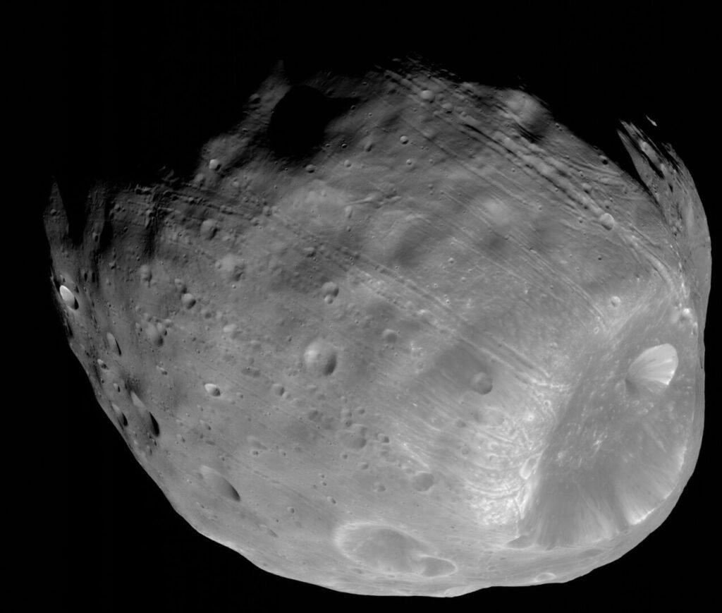 Fobos, la luna más grande de Marte, con el cráter Stickney a la derecha, fotografiada por la cámara HiRISE de NASA
