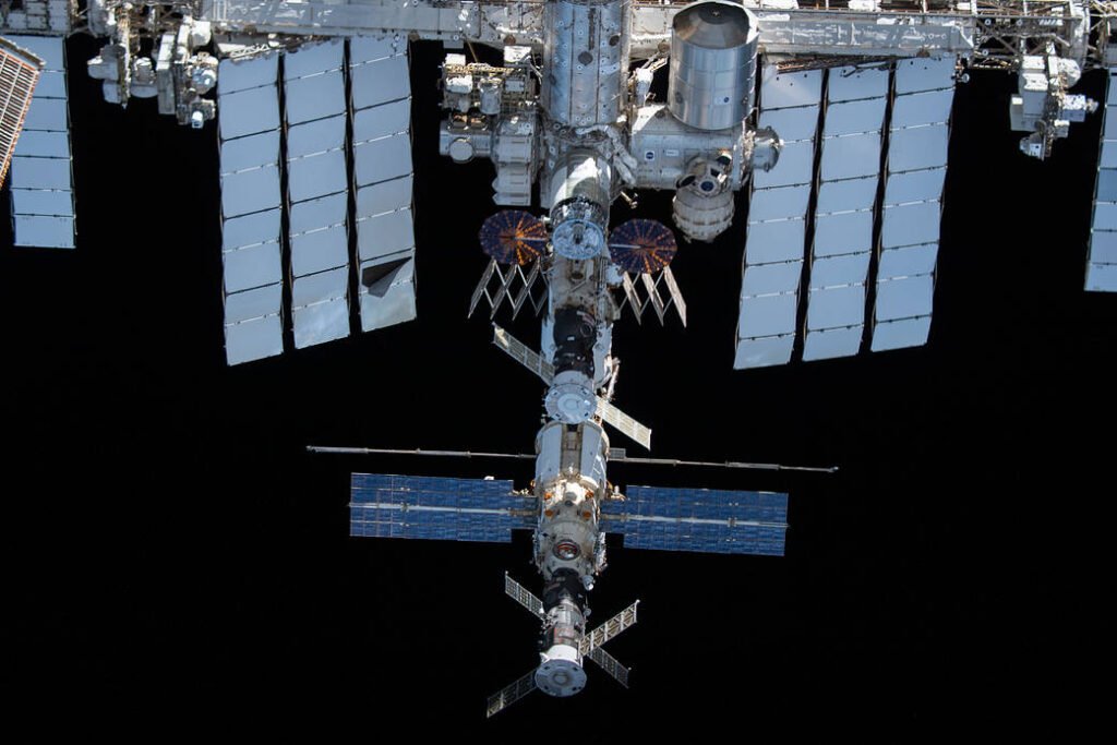 La Estación Espacial Internacional con sus paneles solares fotografiada desde la cápsula Crew Dragon Endeavour durante un sobrevuelo