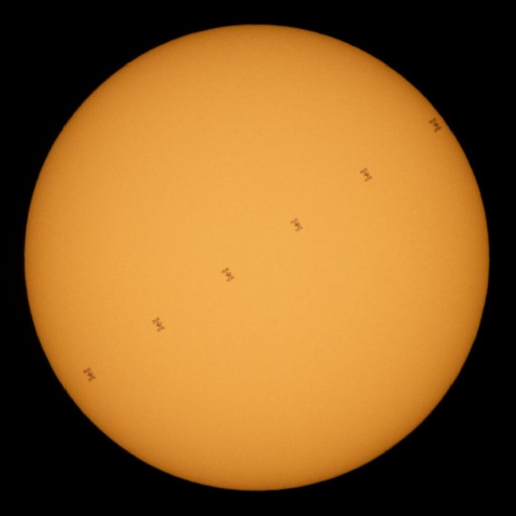 Composición de seis fotogramas de la Estación Espacial Internacional en silueta mientras cruza el disco solar