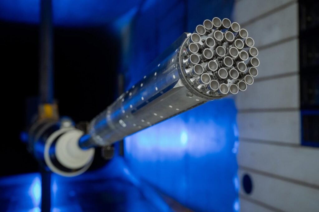 Modelo a escala del propulsor Super Heavy V3 de SpaceX con sus 33 motores, dentro del túnel de viento del Centro de Investigación Ames de la NASA
